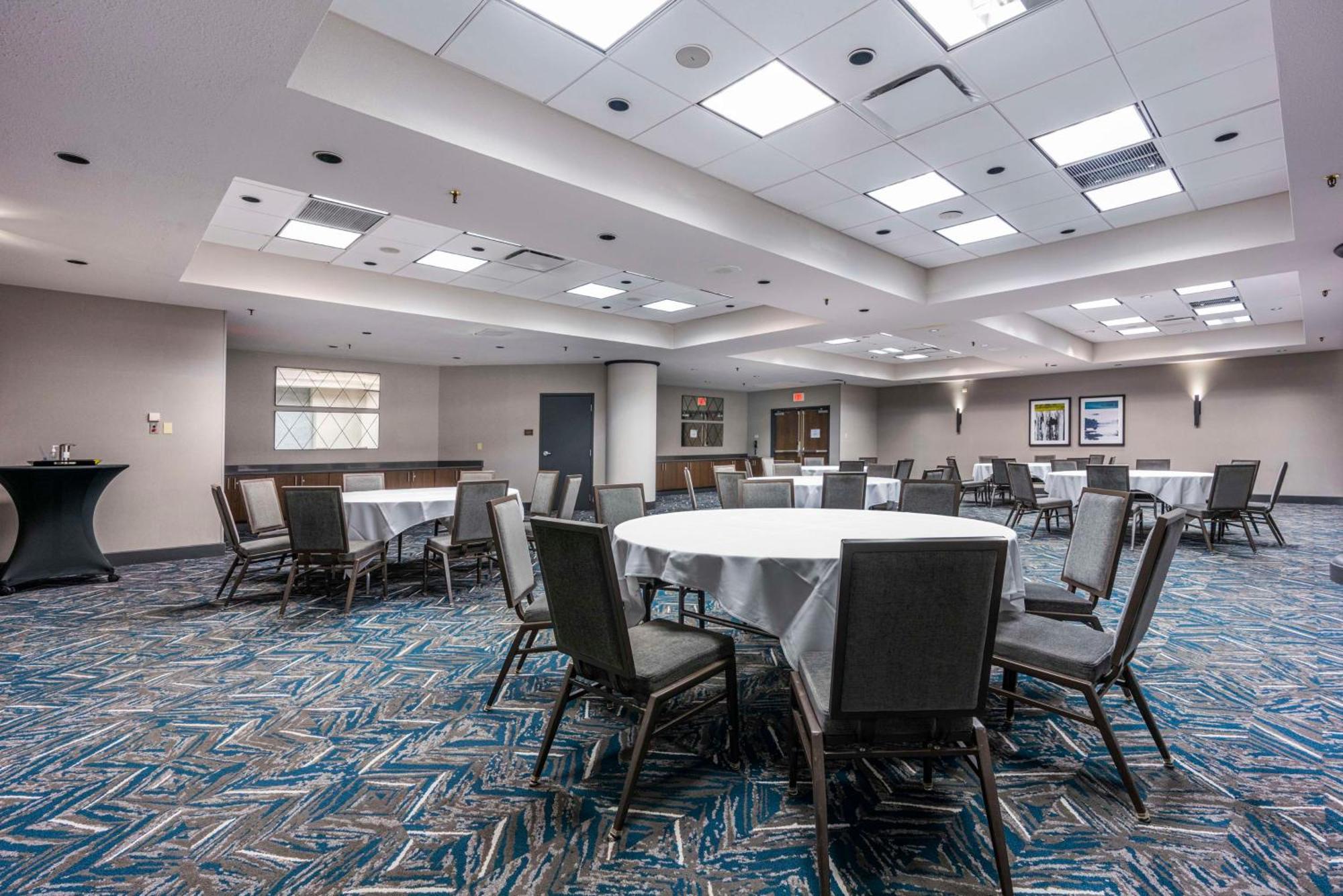 Embassy Suites By Hilton Indianapolis Downtown Екстериор снимка